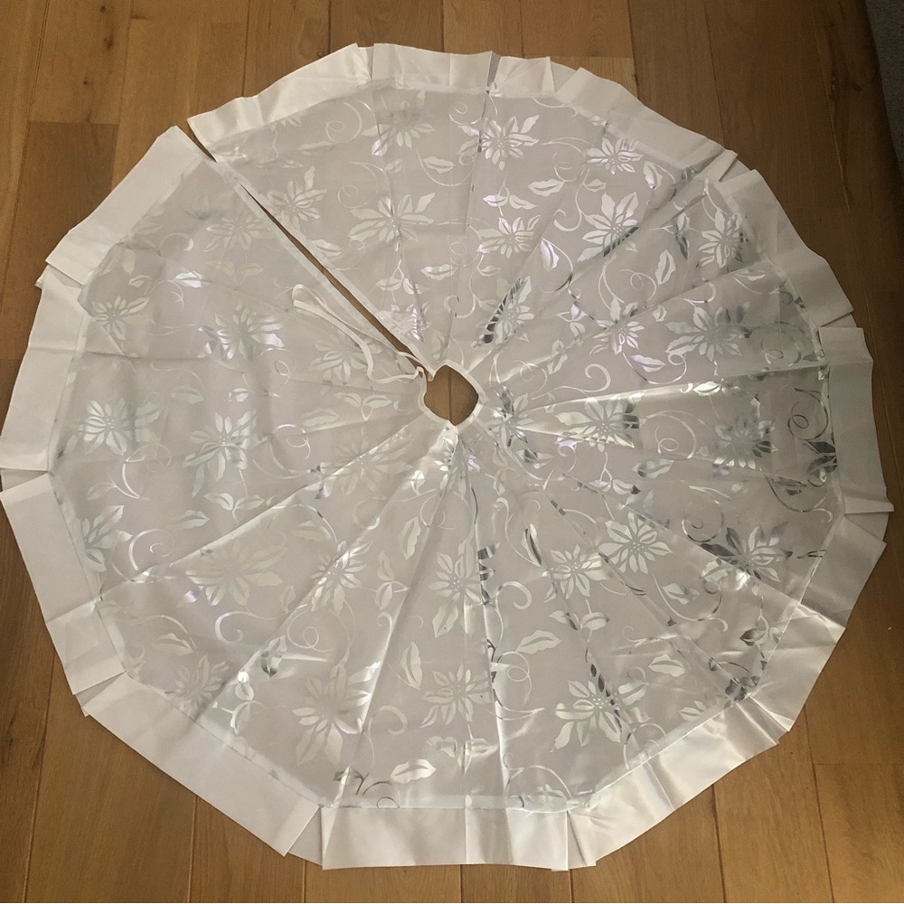 🆕 White/Silver Christmas Tree Skirt